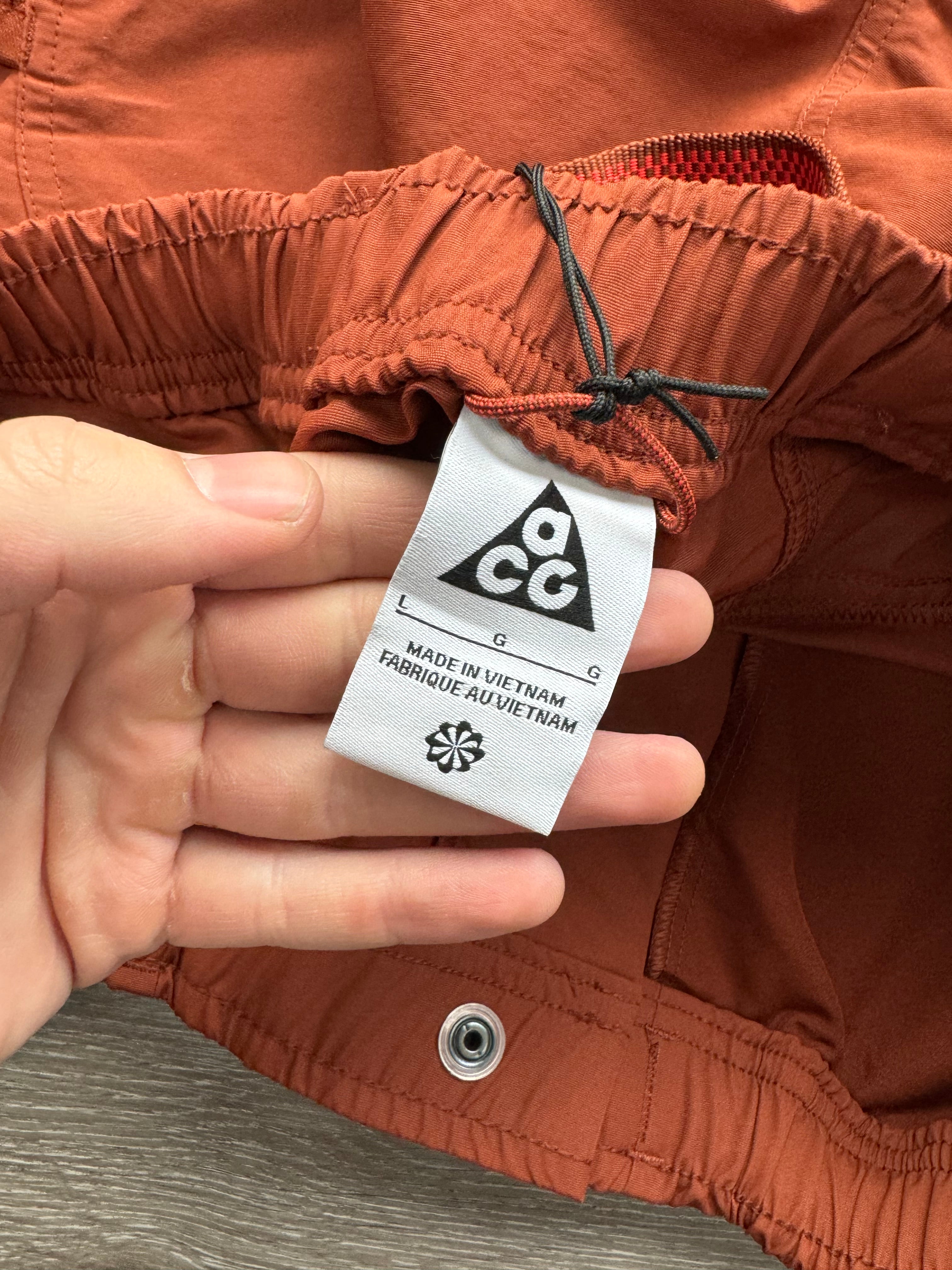 Nike ACG Snowgrass Shorts - Large